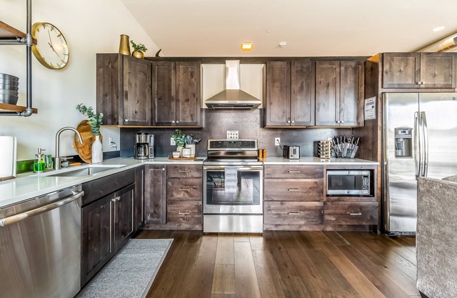 New, luxe condo in the heart of town with mountain view, balcony & bus to slopes