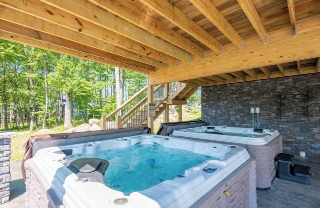 New! Luxe Lodge w/Views, Fire Pit & Hot Tub