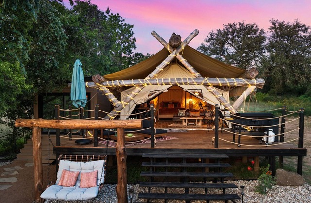 New Luxe River Yurt, Hot Tub,Kayaks, Movie Projector, Rainfall Shower