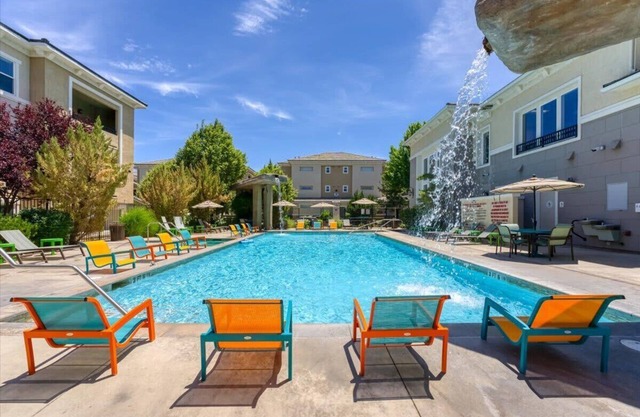 New Luxurious 1BR Apt Heated Pool, Spa, & Sauna