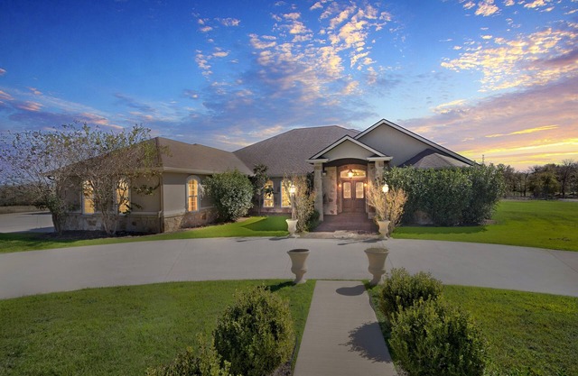 NEW! Luxurious 4-Bedroom Oasis with Private Pool