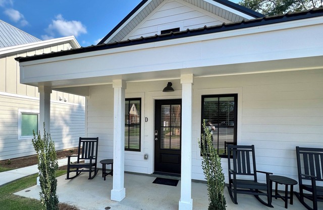 New Luxury 1BR Cottage in Downtown Auburn!