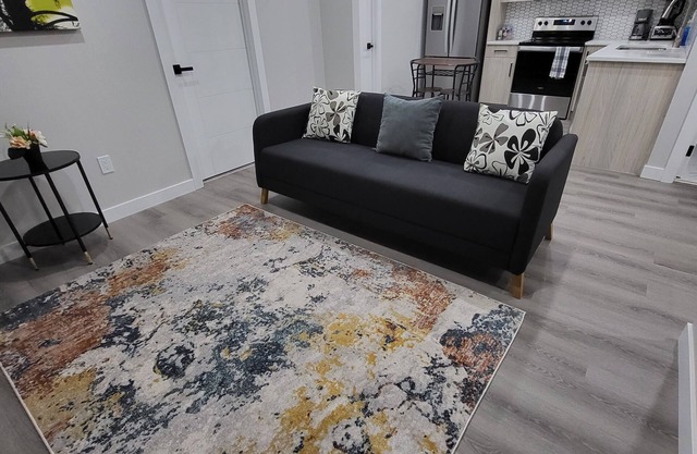 New Luxury 2 Bedroom + Den Suite NW Calgary
