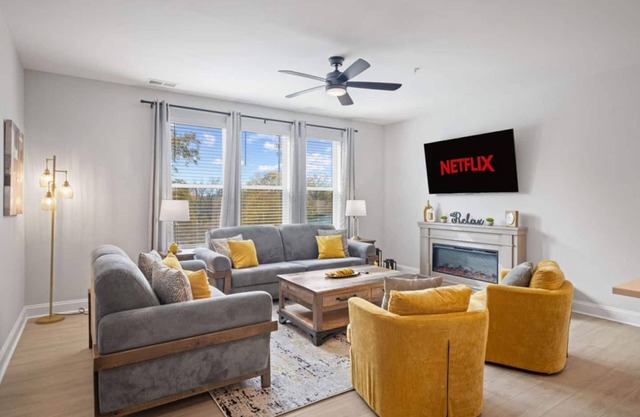 NEW Luxury Condo, Rooftop Terrace, EV Charger!
