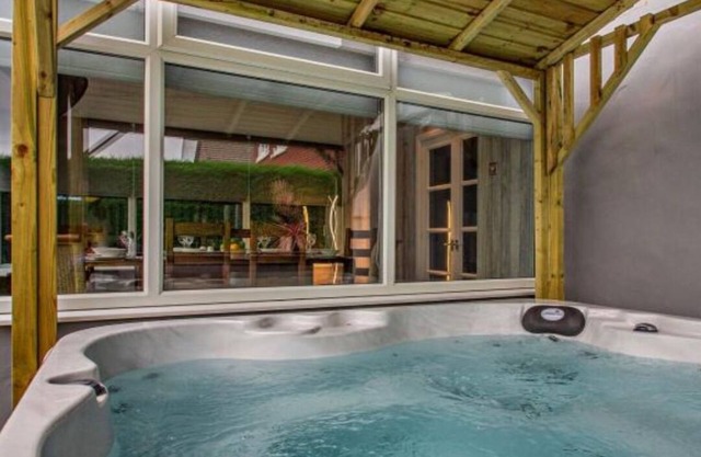 New: Luxury home sleeping 8 w/Hot Tub