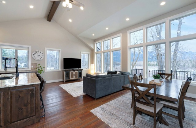 New! Luxury home on Flathead River with backyard & greenway trail
