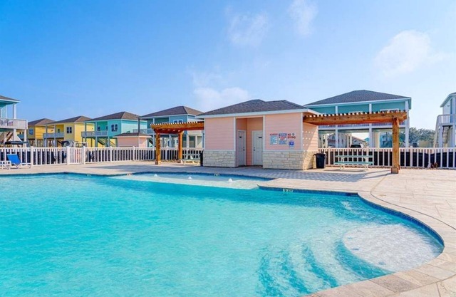 New Luxury Home w/Communal Pool & Prime Location!