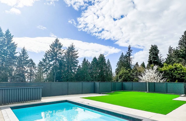 New Luxury Large Modern Home with Pool & Views