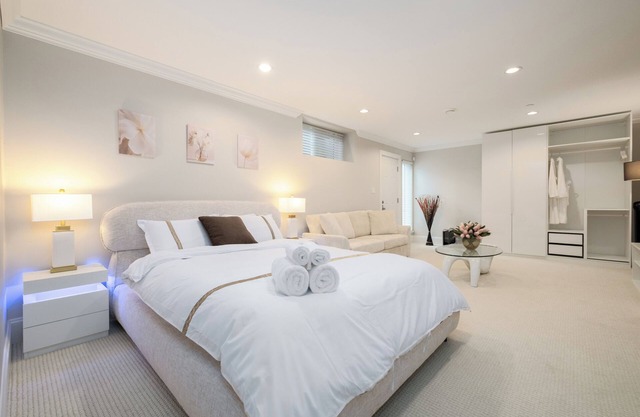 New Luxury Three Bedroom Villa near Shops and Greenway