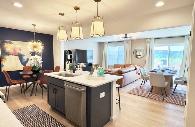New Luxury Townhouse, Mins to PSU, Hosts 8 Guests by Orchid Lane Luxury Properties