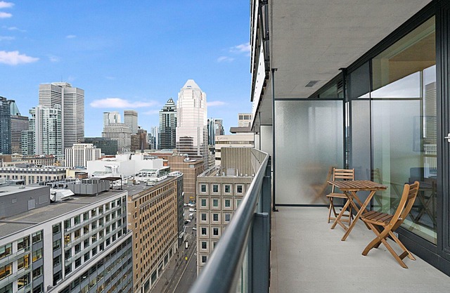 New Luxury Unit in Heart of MTL 813 | Metro access