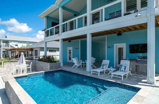 New Luxury water front home-Private pool/on canal
