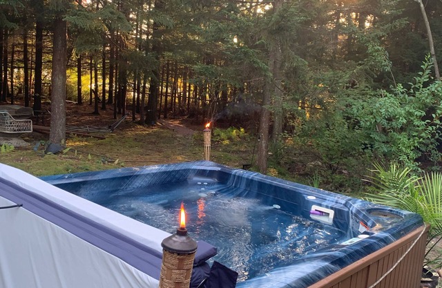 *New*Magical,Mountain lakehouse w creek/hottub/fireplace/sauna/boat/gameroom/4br