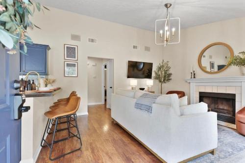 New Meets Nostalgic - Adorable Cottage Sleeps 8