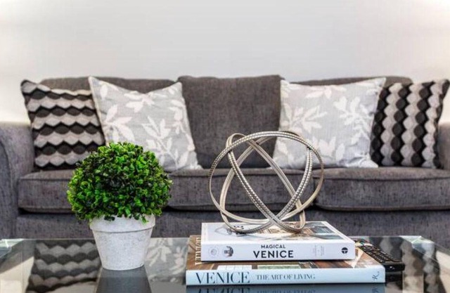 NEW - Modern 2BDRM Suite - WEM/Clean/Netflix/Sleeps 4