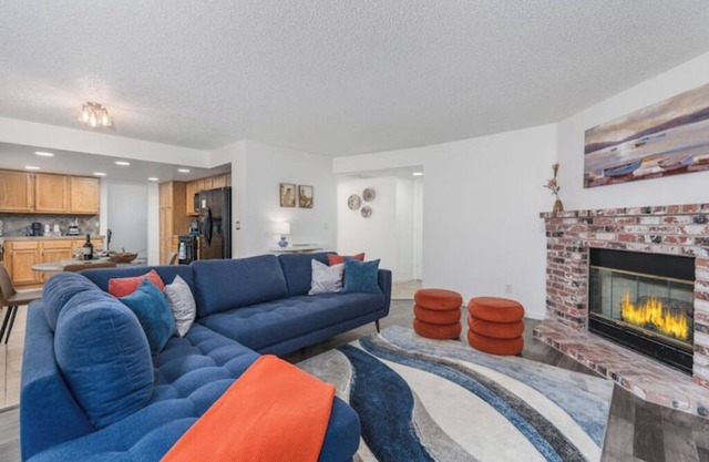 New! Modern 4BR walk to Reno-Sparks Conv Center, Atlantis Casino & shops
