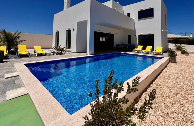 New modern villa w/pool — 5 min from the beach!
