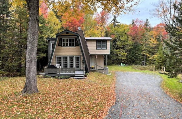 New! Mt Snow Chalet w/land, privacy, relaxation