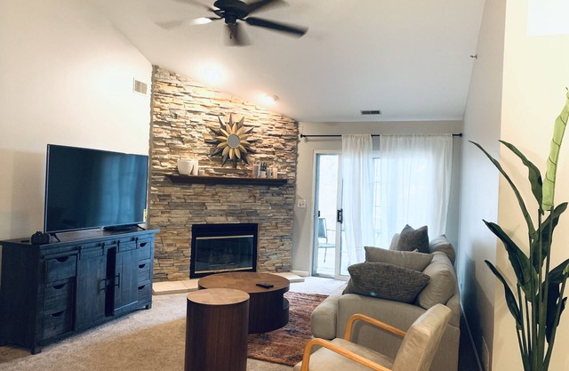 NEW Naperville 2br Condo w/Private Deck