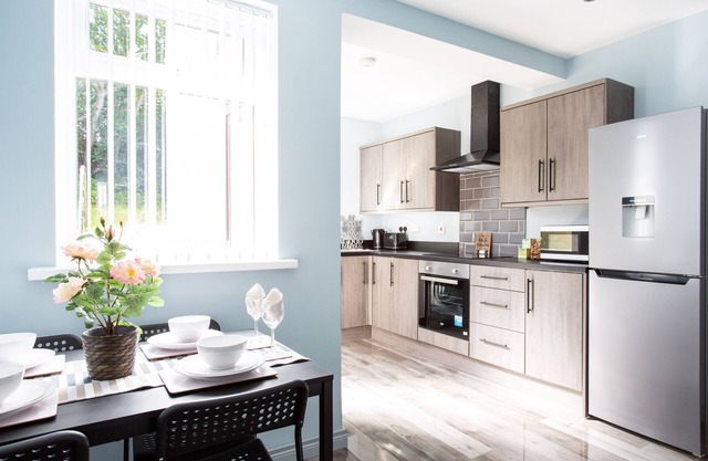 New North Belfast Home. Free Parking/10 mins from centre!