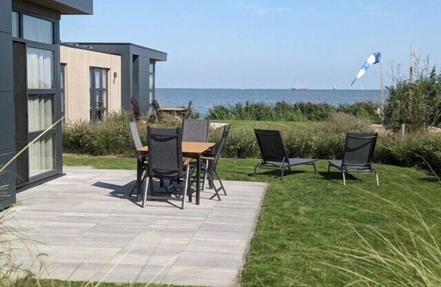 NEW: now with fence - Beautiful chalet "Leuke Plek" with garden on the IJsselmeer
