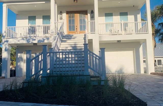 New Oceanfront Luxury Home 6 Bed/6.5 Bath!