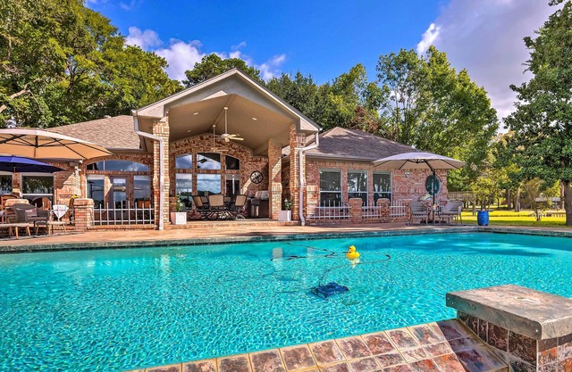 NEW! ‘Paradise Point’ Villa on Lake Conroe w/ Pool
