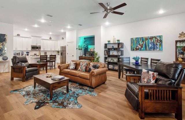 NEW Penthouse Rooftop Deck w/views of Stadiums. Lux Extras, private garage & gated
