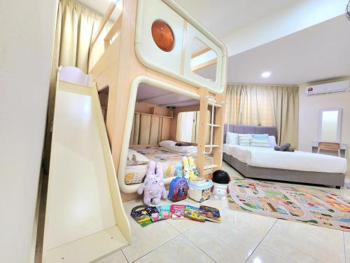 NEW! Petaling Jaya Corner Landed, 4 Bedroom, Kids Playground Slides, SS17,16 Pax,Seventeen Mall, Eastin, Phileo, SS2, Jaya One,UM