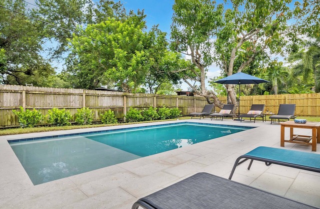 NEW POOL! Naples Home 2 miles to Beach/5th Ave, 2 King Beds, Hot Tub, Bikes