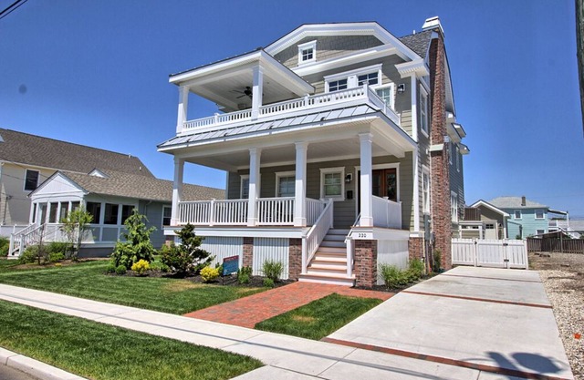 NEW POOL, newly built beach house, 4/5BR, walk to beach, town, everything