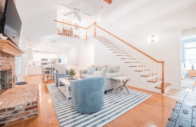 NEW! Porch Swing, Walk to Village & Mallery Park