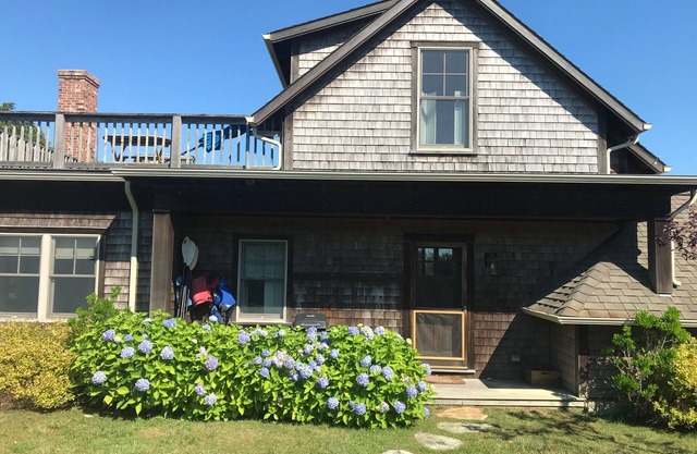 NEW PRICE DROP! Serene custom home. Private beach&pond access + use of 3 kayaks.