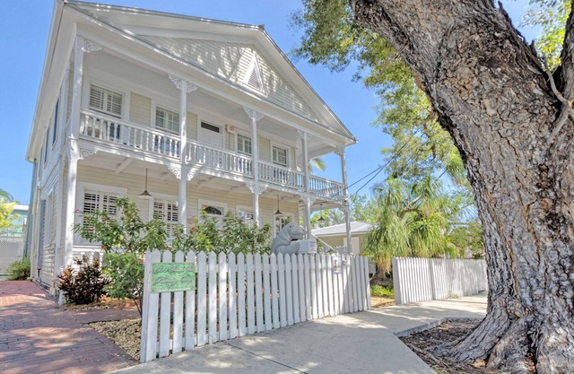 NEW PRICING: DRIVE TO YOUR GETAWAY - BIG Pool, Steps to Beach & Free Parking