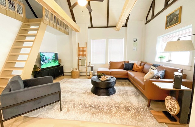 NEW Quaint 2 bedroom near Newfound lake, hiking, skiing, hot tub & star gazing!