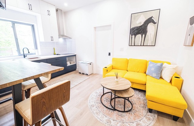 New Queen Suite with Private Bathroom in central Tor, tree-lined neighborhood
