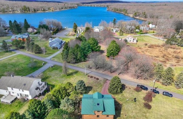 New Rates! Lodge at Bear Creek Lake, 6 miles to Jim Thorpe. Sheets included.