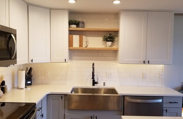 New Remodel! Lakeside Condo w/Pool, Kayaks, Bikes