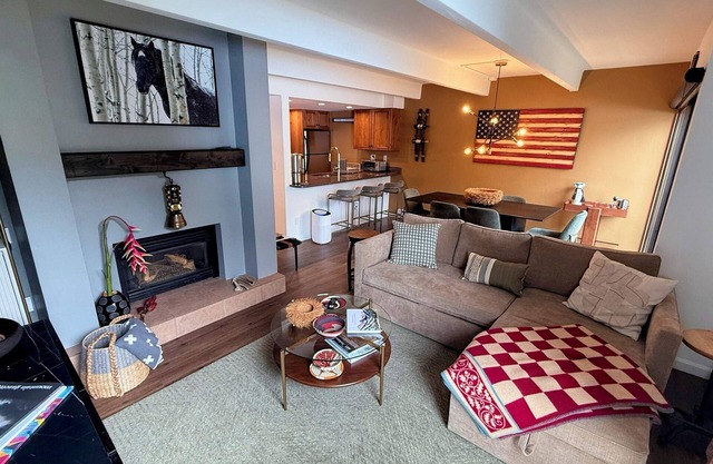 New Rental - Vail Mountain Views, Outdoor Hot Tub, Great Location. Pet Friendly