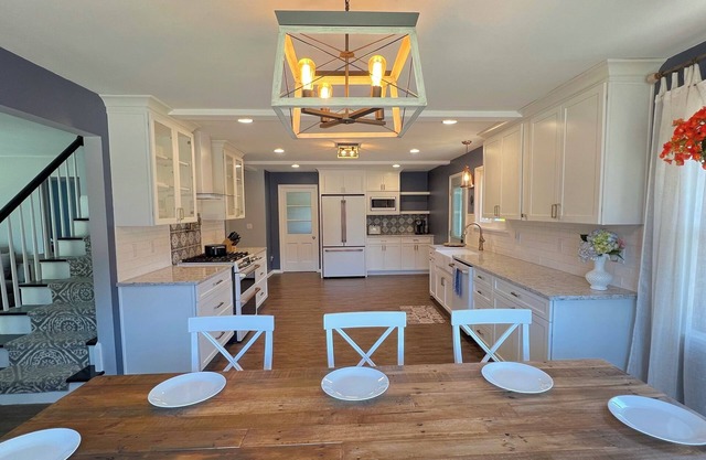 NEW Spacious Oasis near quiet beach! Private backyard, games, gorgeous kitchen