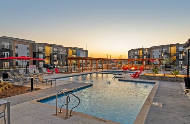 “NEW” Studio with pool, Baylor Medical, CO River, Lakes, WiFi, games, gym, tv