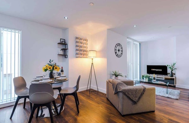 NEW! Stunning 2 Bed Flat in Manchester, Sleeps 4!
