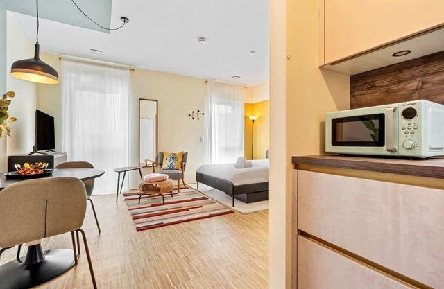 New Stylish Apt w/Free Parking & Equipped Kitchen