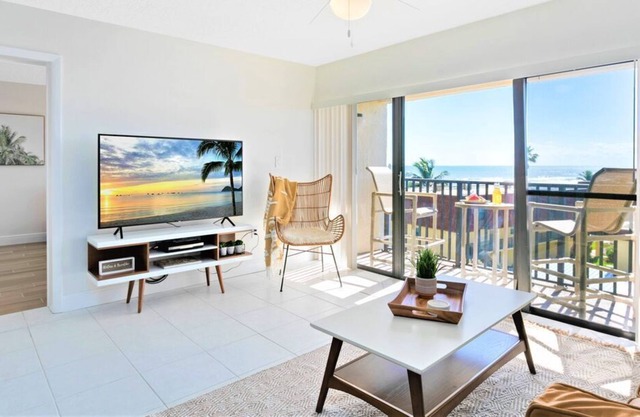 NEW Stylish & Bright Penthouse w/Ocean Views ♥