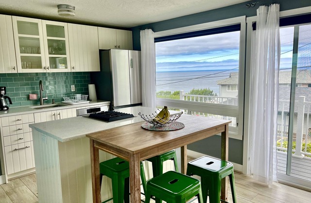 NEW! Stylish-Ocean Views-Walk 2 Beach, Bay, Shops!