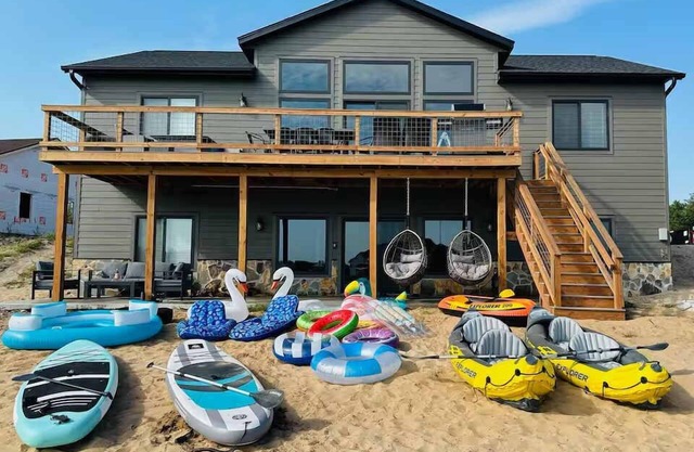 New! Sunset Lake Escape/Beach/Fire Pit/Deck/Toys