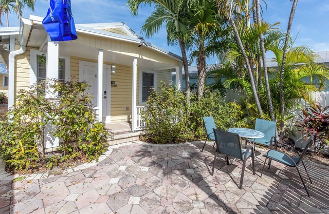 NEW! - The Jolly Rooster CottagenSteps to Duval - Prime and Quiet Location