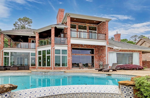 NEW! The Sweet Breeze: Lakefront Luxury for 20 Guests!