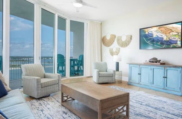 NEW TO RENTAL! PENTHOUSE 2 BED 2 BATH STUNNING UNIT!