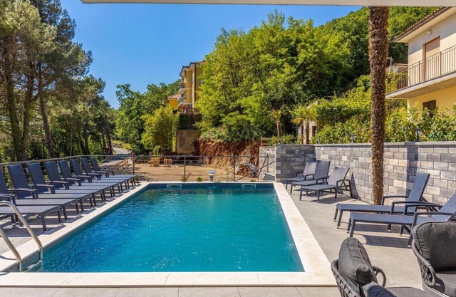 NEW! Villa with 6 Bedrooms and Heated Pool